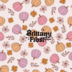Puede incluir: Un patrón sin costuras con calabazas rosas y naranjas, hojas de otoño y pequeñas flores rosas sobre un fondo blanco. El texto "Brittany Frost Designs" está centrado en el patrón.