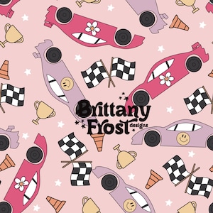 Puede incluir: Un patrón sin costuras rosa y morado con coches de carreras de dibujos animados, banderas a cuadros, conos, trofeos y estrellas. El texto "Brittany Frost designs" está en el centro del patrón.