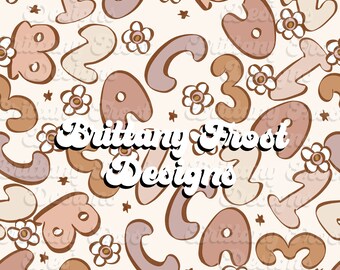 Op de afbeelding: Een naadloos patroon met bruine en beige cijfers op een crèmekleurige achtergrond. De cijfers zijn in retro-stijl en worden omringd door kleine witte bloemen. De tekst "Brittany Frost Designs" staat in het midden van het patroon.