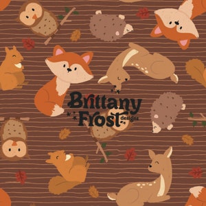 Puede incluir: Un patrón sin costuras con animales del bosque en un esquema de color marrón y naranja. El patrón incluye zorros, ciervos, ardillas, búhos y erizos. El texto "Brittany Frost designs" está centrado en el patrón.