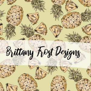 Op de afbeelding: Een naadloos patroon met handgetekend illustraties van ananas en ananasschijfjes in vintage stijl. De ananas zijn lichtbruin met een getextureerd oppervlak en de schijfjes zijn lichtgeel. De achtergrond is lichtgroen. De tekst "Brittany Frost Designs" is geschreven in zwart cursief schrift in het midden van de afbeelding.