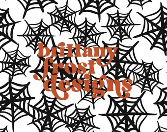 Puede incluir: Un patrón sin costuras con telarañas negras sobre un fondo blanco. El texto "brittany frosty designs" está en el centro de la imagen en naranja.