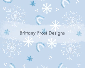 Peut inclure: Un fond bleu clair avec un motif de flocons de neige blancs et des arcs-en-ciel bleus pailletés. Le texte "Brittany Frost Designs" est au centre de l'image.