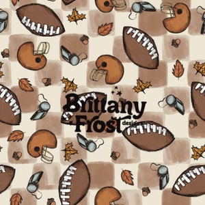 Pode incluir: Um padrão sem costura que apresenta bolas de futebol, capacetes e apitos marrons e brancos sobre um fundo quadriculado marrom e branco. O padrão também inclui folhas e bolotas marrons. O texto "Brittany Frost designs" está no centro do padrão.