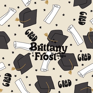 Könnte beinhalten: Ein nahtloses Muster mit schwarzen Abschlusskappen, weißen Diplomen und dem Text "GRAD" in einer Retro-Schrift. Der Text "Brittany Frost designs" ist ebenfalls im Muster enthalten.