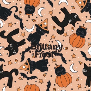Puede incluir: Patrón repetitivo con gatos negros, calabazas, murciélagos, estrellas, lunas y caramelos de maíz sobre un fondo melocotón claro. Algunos gatos llevan sombreros de bruja. También está presente el texto "Brittany Frost".