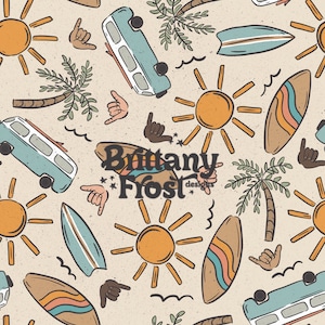 Könnte beinhalten: Ein nahtloses Muster mit verschiedenen sommerlichen Illustrationen, darunter Palmen, Sonnen, Surfbretter und Vintage-Vans. Das Muster ist auf einem hellbeigen Hintergrund gehalten und enthält den Text "Brittany Frost designs".