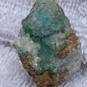 Maravillosa malaquita con cuarzo druzy