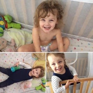 K&ouml;nnte beinhalten: Ein Kleinkind mit lockigem Haar ist in drei Ansichten zu sehen: sitzend in einem Kinderbett mit Windel, liegend in einem Kinderbett in einem dunkelblauen Langarmshirt mit wei&szlig;en Punkten und dunkler Hose sowie stehend am Holzgel&auml;nder des Bettes.