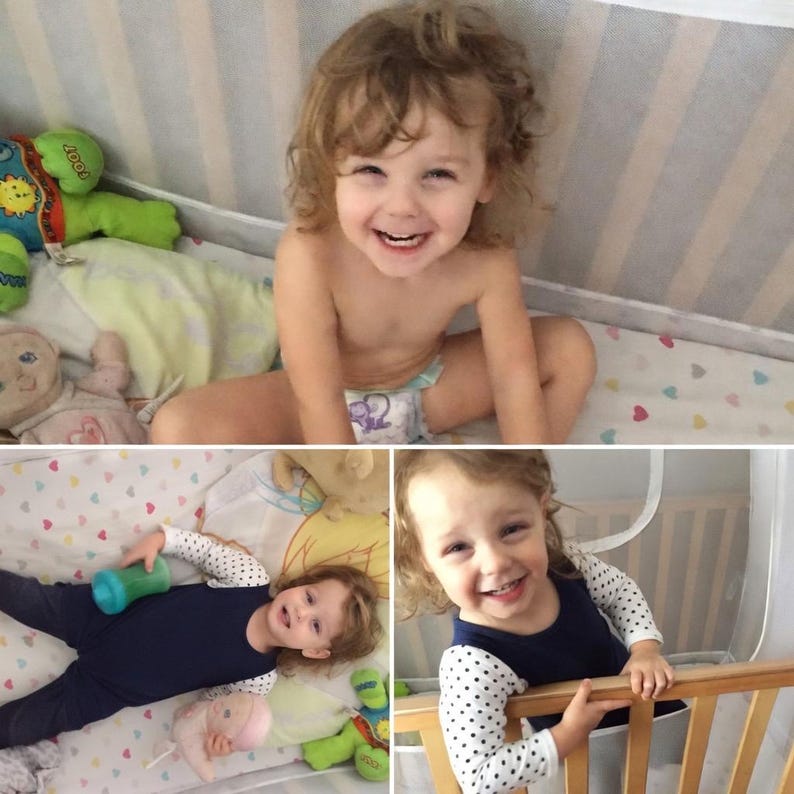 K&ouml;nnte beinhalten: Ein Kleinkind mit lockigem Haar ist in drei Ansichten zu sehen: sitzend in einem Kinderbett mit Windel, liegend in einem Kinderbett in einem dunkelblauen Langarmshirt mit wei&szlig;en Punkten und dunkler Hose sowie stehend am Holzgel&auml;nder des Bettes.