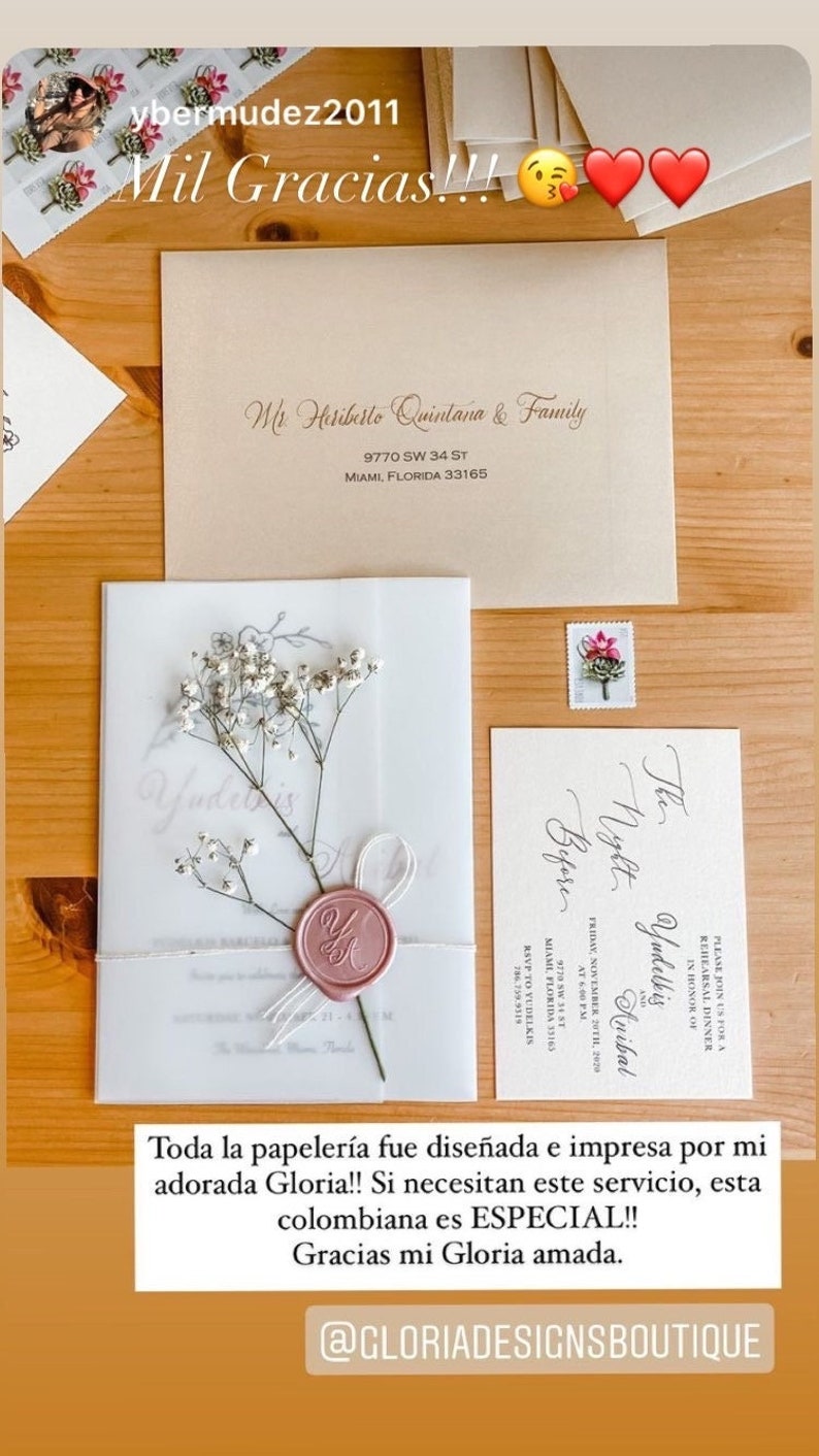 Puede incluir: Elegante conjunto de invitaciones de boda con una superposici&oacute;n de vitela, delicados acentos florales, un sello de cera y papeler&iacute;a a juego. Incluye un sobre con la direcci&oacute;n impresa y un sello.