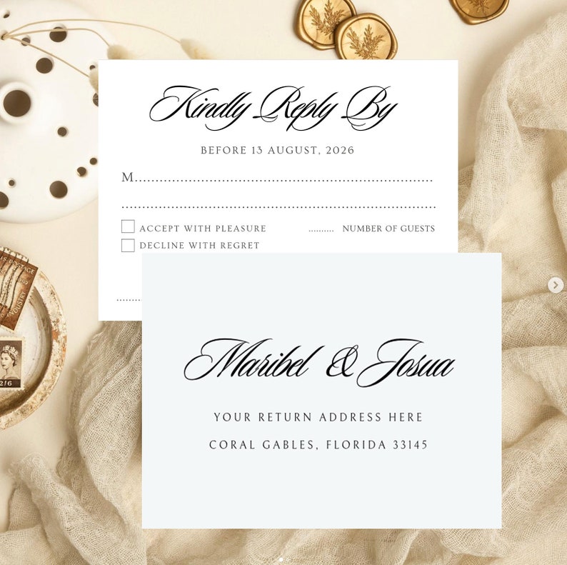 Puede incluir: Dos tarjetas blancas de respuesta de boda con elegante escritura negra. Una tarjeta dice "Kindly Reply By" y la fecha. La otra tarjeta muestra los nombres "Maribel & Josua" y la direcci&oacute;n de devoluci&oacute;n en Coral Gables, Florida.