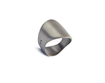 Moderinst triangle ring gray silver ring