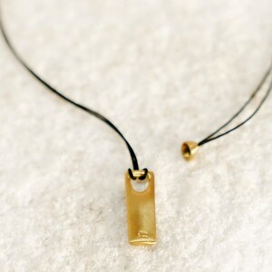 Matte gold-plated bar necklace for men, combining elegance and masculinity.