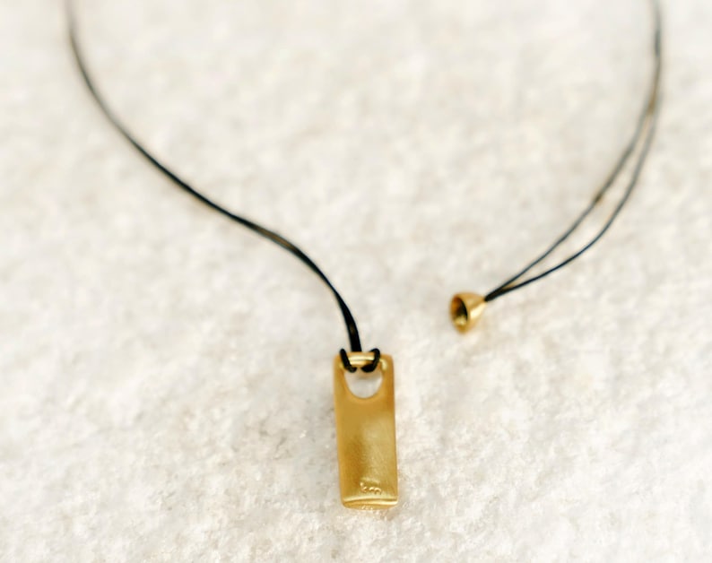 Matte gold-plated bar necklace for men, combining elegance and masculinity.
