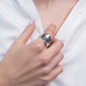 Anello in argento sterling massiccio fatto a mano: design curvo e audace "Glamour"