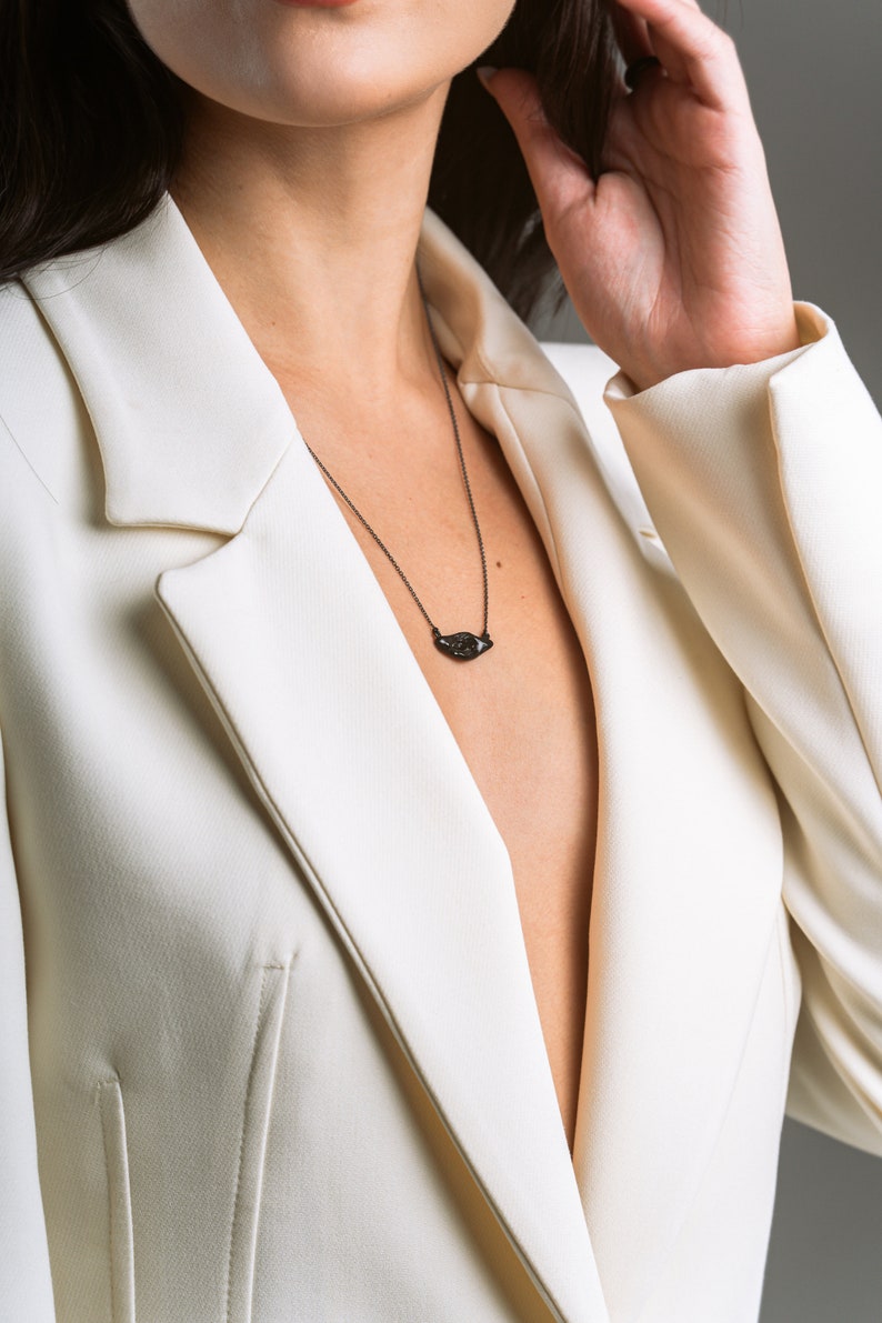 Options galore! The Aura necklace offers versatility with polished silver, gold-plated, and black-plated silver choices. Handcrafted for a contemporary twist. #UniqueNecklace #OrganicJewelry