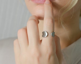 Minimalist leaf rings