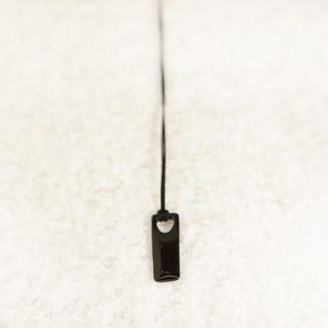 Black-plated men's bar necklace with modern edge – great for gifting.
