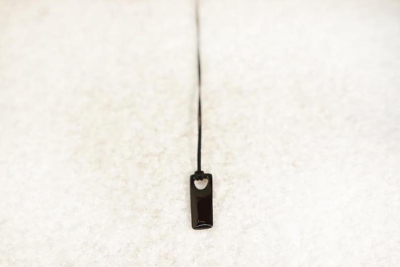 Black-plated men's bar necklace with modern edge – great for gifting.