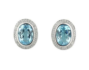A pair of stud earrings with blue topazes and diamonds in 585 white gold