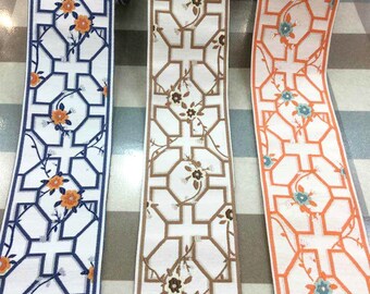 Pode incluir: Três guarnições de tecido com fundo branco e padrões geométricos. As guarnições são em azul, castanho e laranja.