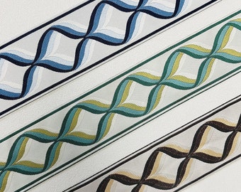 Pode incluir: Três guarnições diferentes com fundo branco e um padrão ondulado em azul, verde e marrom.