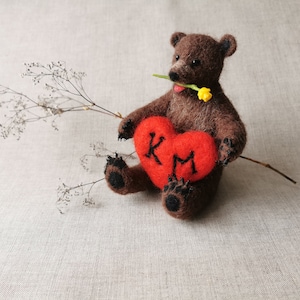 Scultura di orso in feltro ad ago: regalo personalizzato per San Valentino