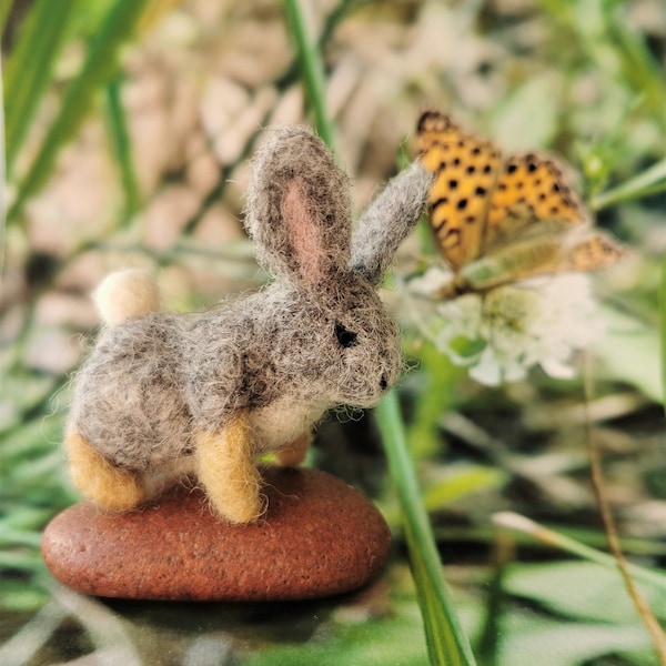 Sculpture de lapin feutrée, jouet d'art animal en laine mignon, figurine de décor de lapin, idée cadeau de Pâques