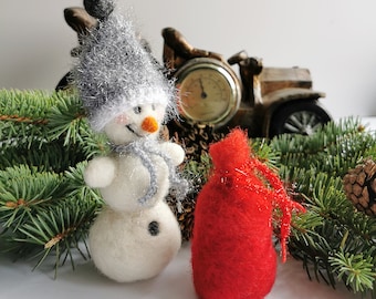 Bonhomme de neige en feutre avec un sac cadeau Décorations de Noël, attributs festifs, idées de décoration de bureau à domicile, ornements et accents de fête du Nouvel An