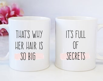 Taza con frase de Chicas pesadas: Por eso tiene el pelo tan grande