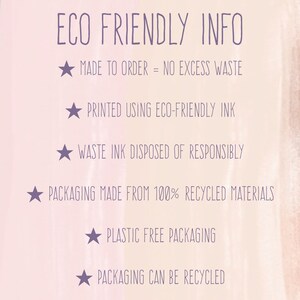 Op de afbeelding: Eco-vriendelijke infographic met een sterpictogram en tekst die de eco-vriendelijke praktijken beschrijft die worden gebruikt bij de productie en verpakking van het product. De tekst omvat: Op bestelling gemaakt = geen overtollige verspilling, Gedrukt met eco-vriendelijke inkt, Afvalinkt wordt verantwoord afgevoerd, Verpakking gemaakt van 100% gerecycleerde materialen, Plasticvrije verpakking, Verpakking kan worden gerecycled.