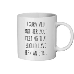 Pu&ograve; includere: Tazza da caff&egrave; in ceramica bianca con testo nero che recita "Sono sopravvissuto a un'altra riunione Zoom che avrebbe dovuto essere un'e-mail."