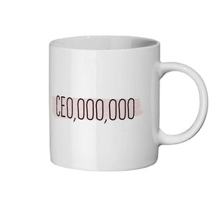 Op de afbeelding: Witte keramische mok met een zwart penseelstreepontwerp en de tekst "CEO,000,000" in zwart.