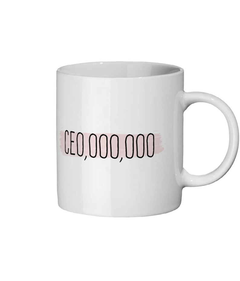 Op de afbeelding: Witte keramische mok met een zwart penseelstreepontwerp en de tekst "CEO,000,000" in zwart.