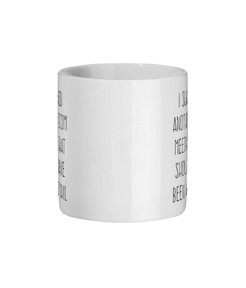 Pu&ograve; includere: Tazza da caff&egrave; in ceramica bianca con testo nero che recita "Giuro di aver prenotato un altro incontro che avrebbe dovuto essere un'e-mail."
