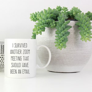 Pu&ograve; includere: Tazza da caff&egrave; in ceramica bianca con testo nero che recita "Sono sopravvissuto a un'altra riunione Zoom che avrebbe dovuto essere un'e-mail".