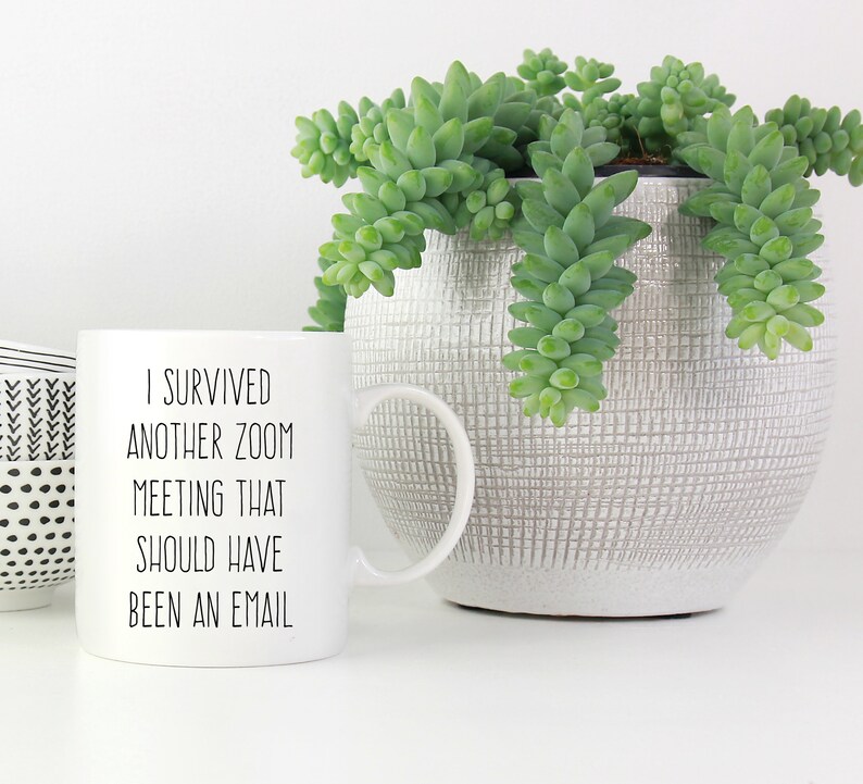 Pu&ograve; includere: Tazza da caff&egrave; in ceramica bianca con testo nero che recita "Sono sopravvissuto a un'altra riunione Zoom che avrebbe dovuto essere un'e-mail".