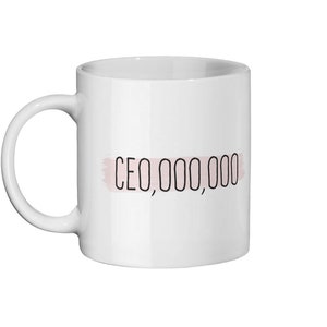 Op de afbeelding: Witte keramische mok met een roze penseelstreepontwerp en de tekst "CEO, 000,000" in zwart.