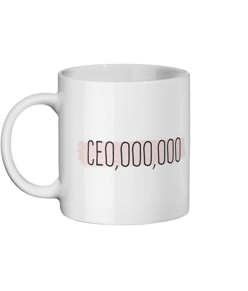 Op de afbeelding: Witte keramische mok met een roze penseelstreepontwerp en de tekst "CEO, 000,000" in zwart.