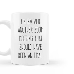 Pu&ograve; includere: Tazza da caff&egrave; in ceramica bianca con testo nero che recita "Sono sopravvissuto a un'altra riunione Zoom che avrebbe dovuto essere un'e-mail."