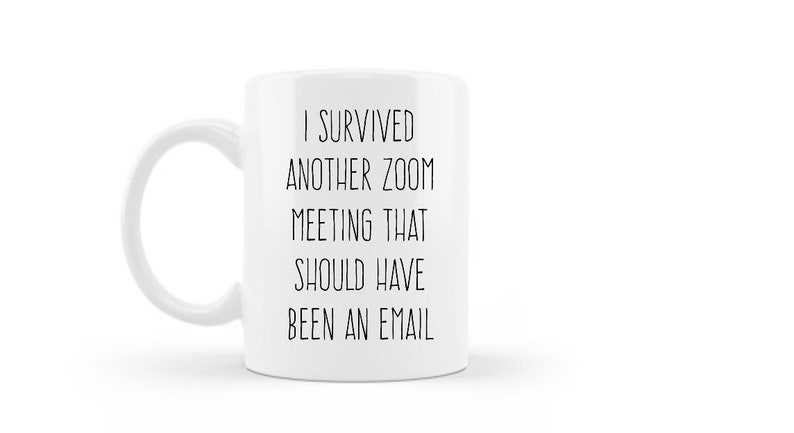 Pu&ograve; includere: Tazza da caff&egrave; in ceramica bianca con testo nero che recita "Sono sopravvissuto a un'altra riunione Zoom che avrebbe dovuto essere un'e-mail."