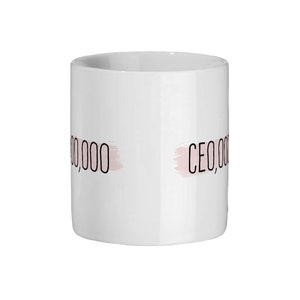 Op de afbeelding: Witte keramische mok met een roze penseelstreepontwerp en de tekst "CEO,000" aan de ene kant en "0,000" aan de andere kant.