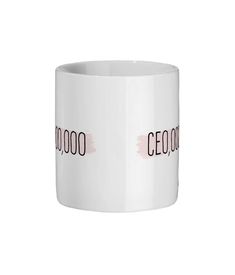 Op de afbeelding: Witte keramische mok met een roze penseelstreepontwerp en de tekst "CEO,000" aan de ene kant en "0,000" aan de andere kant.