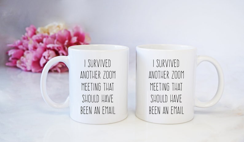 Pu&ograve; includere: Due tazze da caff&egrave; bianche con testo nero che recita "Sono sopravvissuto a un'altra riunione Zoom che avrebbe dovuto essere un'e-mail".