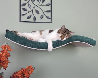 Refúgio moderno para gatos: Prateleira flutuante de parede com almofada lavável.