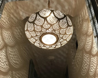 Marokkanisches Bauernhaus-Interieur, maximalistisches Design-Dekor, rustikale hängende Pendelleuchte, Kronleuchter, Esszimmer, Küche, Eingangsbereich, Wohnzimmer