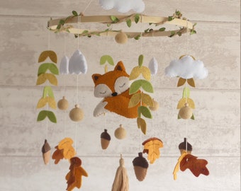 Mobile en feutrine renard,nuages,feuilles,automne,forêt pour chambre de bébé ou d'enfant à suspendre. Décoration de chambre bébé,mobile