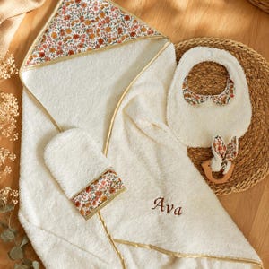 Coffret naissance fille motif fleurs, cape de bain + gant toilette + bavoir + anneau de dentition