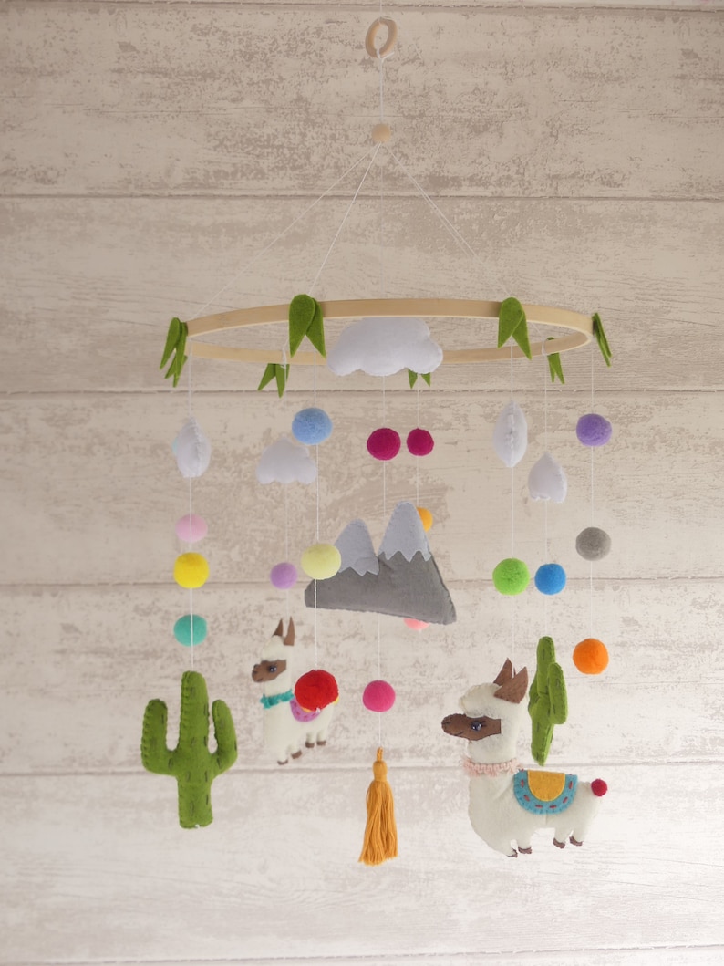 Mobile en feutrine lama et cactus pour chambre de bébé - Créatrice Etsy : Picottietcompagnie